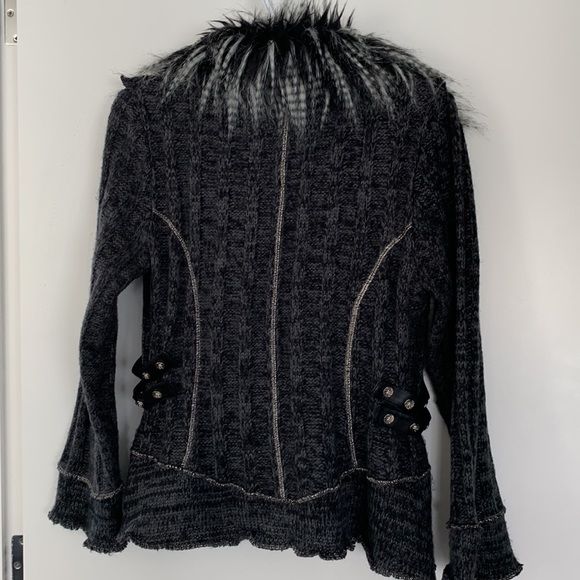 Ladies sweater with zipper , faux feather collar - Picture 2 of 4